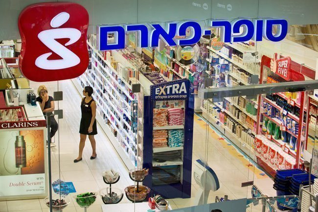 Вид сверху на вход в магазин торговой сети Super-Pharm