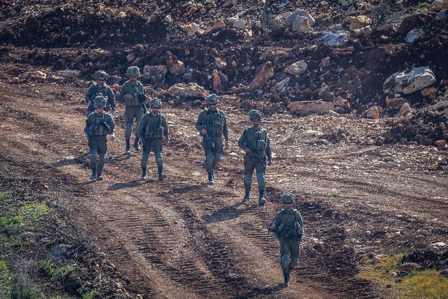 Израильские солдаты патрулируют территорию вблизи границы Израиля с Ливаном