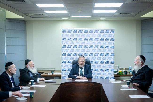 Депутаты-ультраортодоксы за столом на совещании