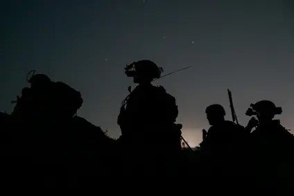 На фотографии изображен бедуинский батальон во время ночного рейда
