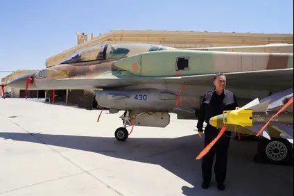 На фотографии изображен министр обороны Исраэль Кац на авиабазе Рамон