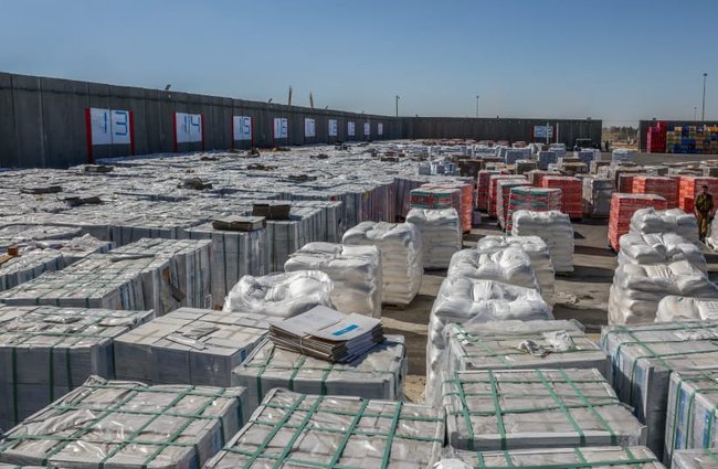 На фотографии изображена гуманитарная помощь для сектора Газа на пограничном переходе Керем Шалом на израильской стороне границы с сектором