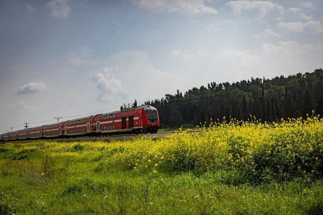 Красный поезд едет по сельской местности