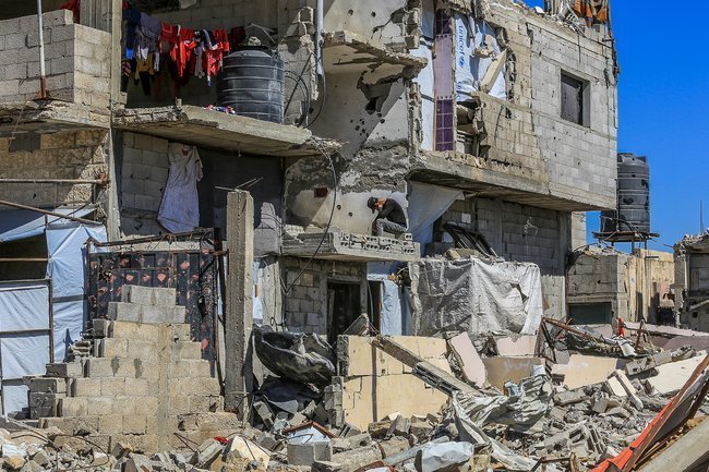 На фотографии изображены развалины города Рафиаха в Газе, где, возможно, будет создана новая гуманитарная зона