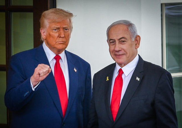 Президент США Дональд Трамп приветствует премьер-министра Израиля Биньямина Нетаньяху в Белом доме в Вашингтоне