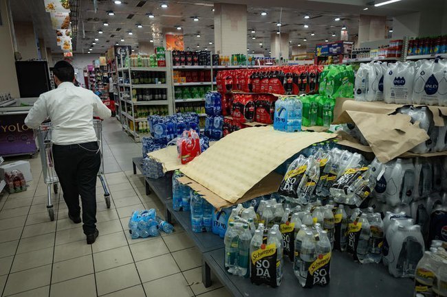 Израильтяне покупают продукты в супермаркете