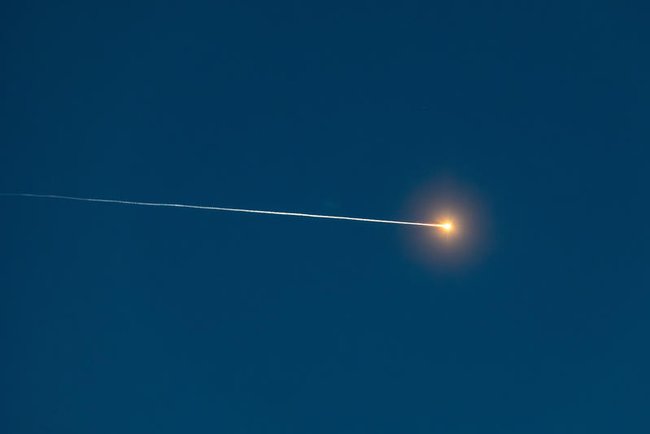 Израильская система ПВО запускает ракеты-перехватчики в сторону ракеты, выпущенной из Йемена