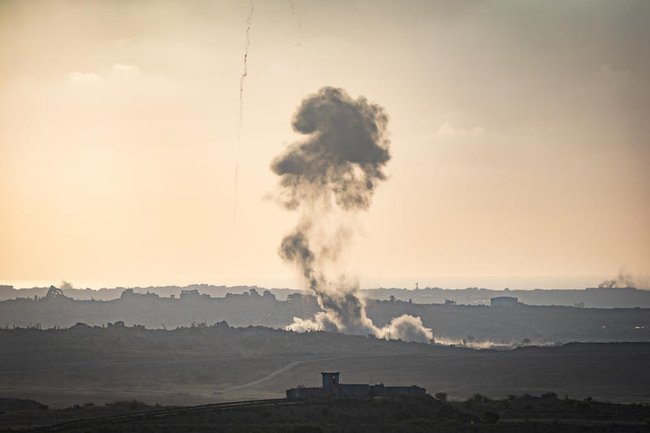 Дым поднимается над местом проведения израильской военной операции на севере сектора Газа