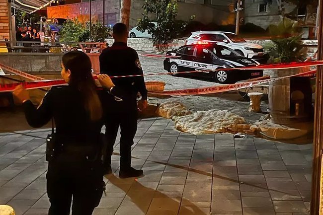 На фотографии изображен полицейский патруль в Яффо