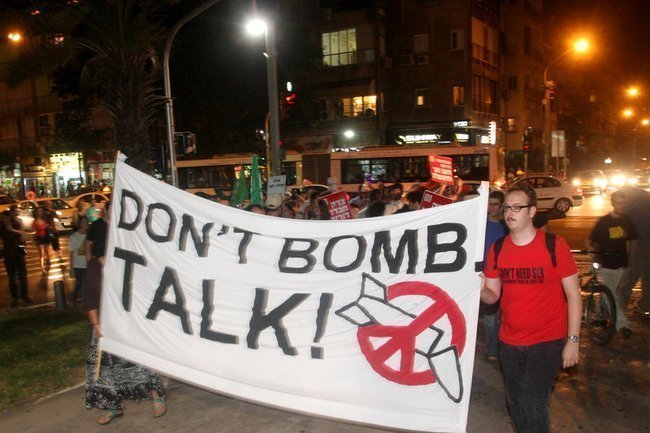 Израильские демонстранты с транспарантом Don't bomb, talk!