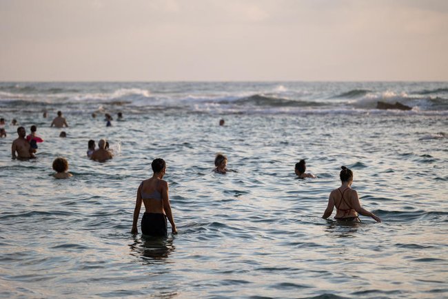 Купающиеся в море на закате