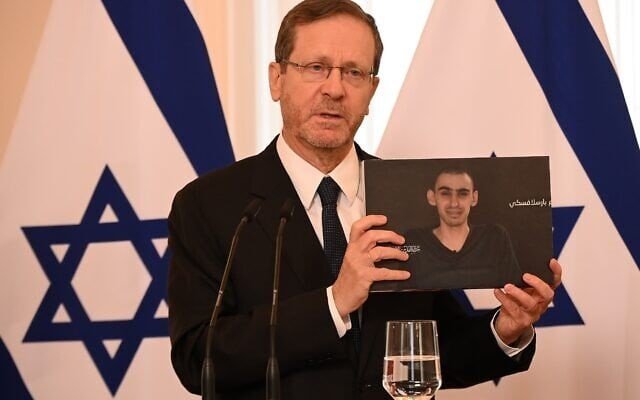 Президент Ицхак Герцог с фотографией заложника Рома Браславски на пресс-конференции в Риге; фото: Хаим Цах, ЛААМ