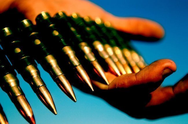 Крупным планом рука держит боеприпасы