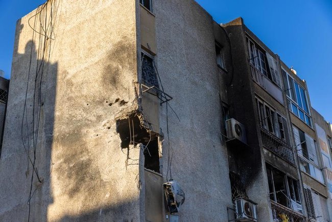 Жилое здание после обстрела в Ашкелоне