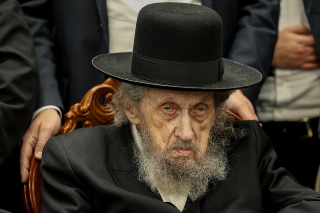 На фотографии изображен раввин Дов Ландо, глава литовского течения в иудаизме