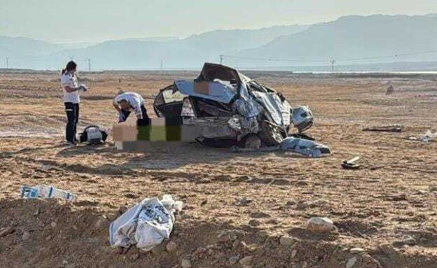 Разбитый автомобиль на месте аварии