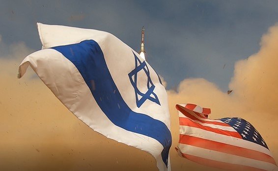 На фотографии изображены израильский и американский флаги