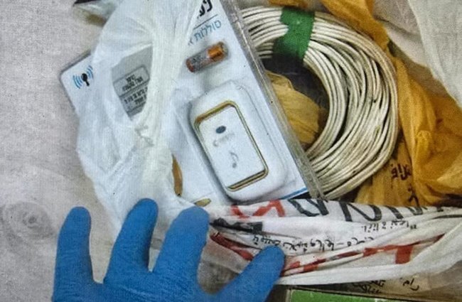 На фотографии изображены обнаруженные вещественные доказательства у подозреваемых