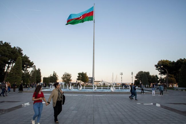 Государственный флаг Азербайджана развевается на берегу моря в Баку, столице Азербайджана