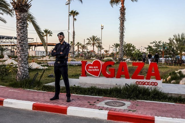 Египетский полицейский на фоне надписи I Love Gaza