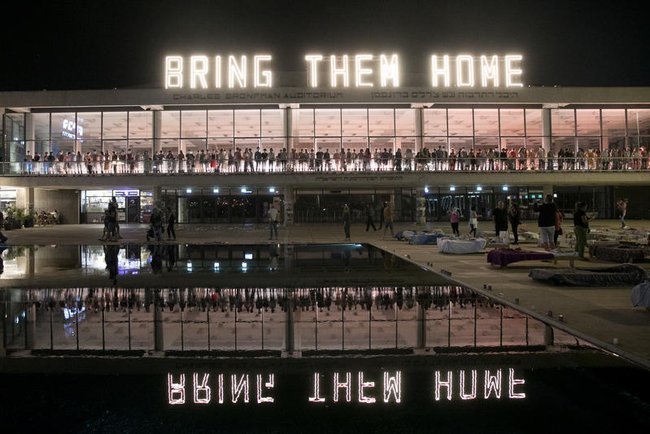 Подсвеченная надпись Bring Them Home на здании Гейхаль ха-тарбут в Тель-Авиве