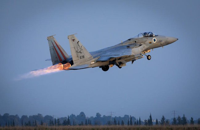 Израильский военный истребитель на взлете