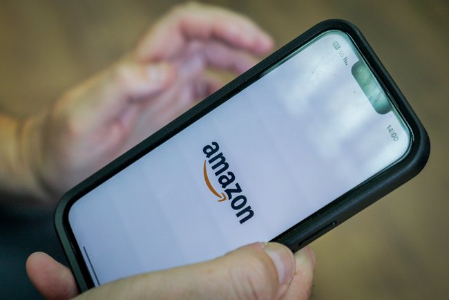 Иллюстративная фотография, изображающая лого компании Amazon