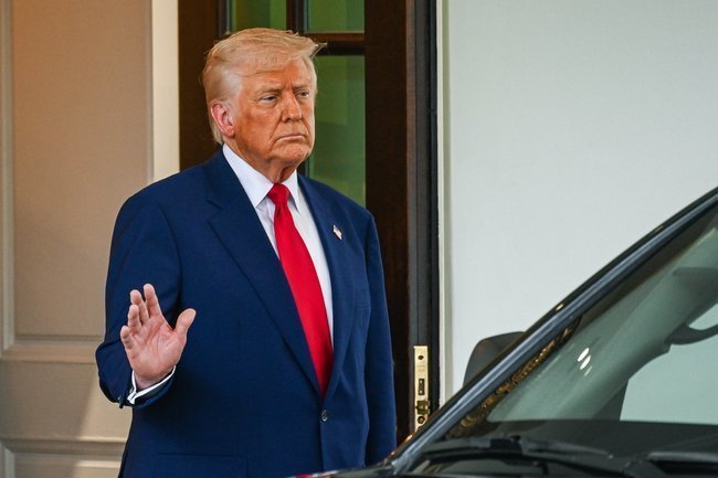 На фотографии изображен президент США Дональд Трамп