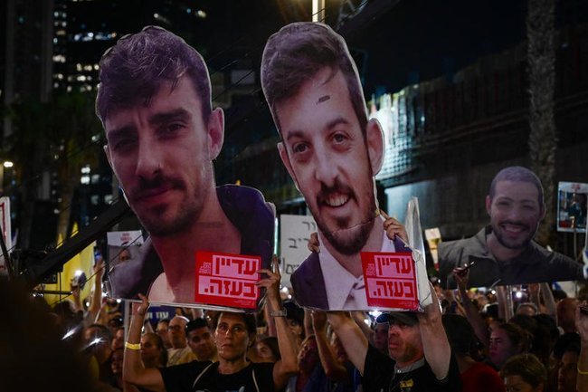 Портреты заложников на акции протеста в Тель-Авиве