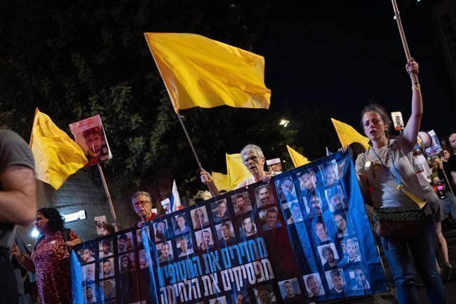 Протестующие с желтыми флагами и портретами заложников в Иерусалиме