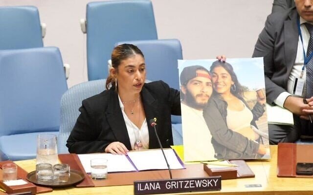 На фотографии изображена Илана Грицевски на заседании Совета Безопасности ООН