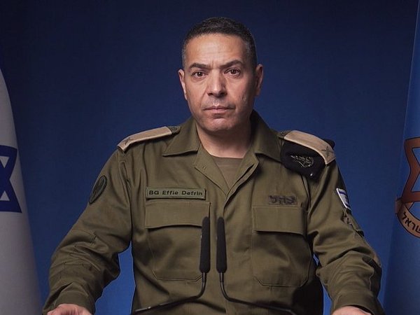 На фотографии изображен глава пресс-службы Армии обороны Израиля бригадный генерал Эфи Дефрин