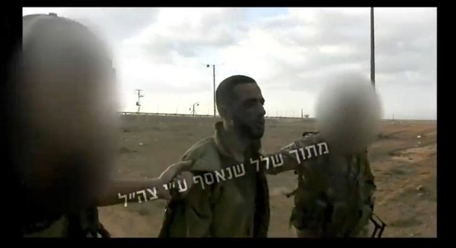 На фотографии изображен Нимрод Коэн в сопровождении боевиков ХАМАСа