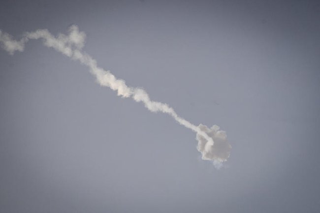 Дымовые следы от запуска ракет