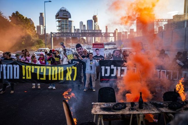 Протестующие на Аялоне, дым, огонь