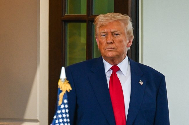 На фотографии изображен президент США Дональд Трамп