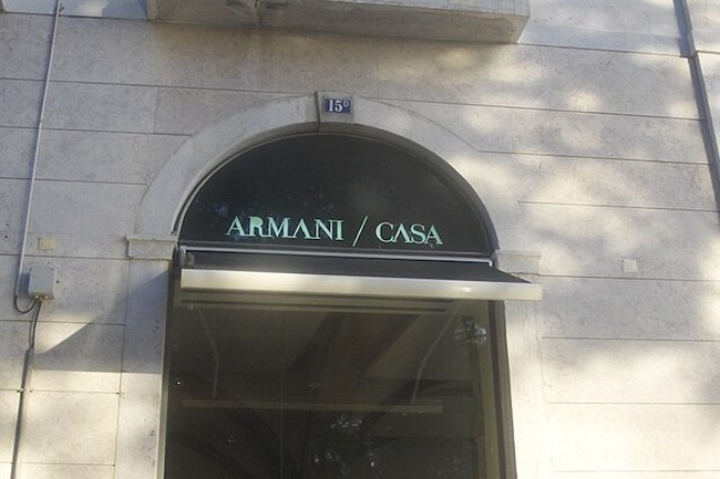 Вывеска одного из магазинов бренда Armani в Лиссабоне