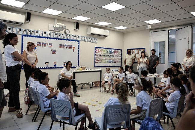 Школьный класс, белая доска, дети на стульчиках в круге