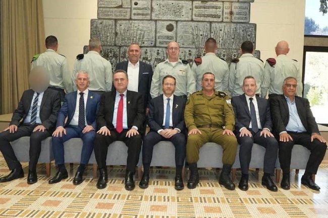 Официальное фото лауреатов Премии безопасности и израильских политиков, часть лауреатов стоит спиной