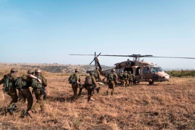 Солдаты ЦАХАЛа направляются в военный вертолет