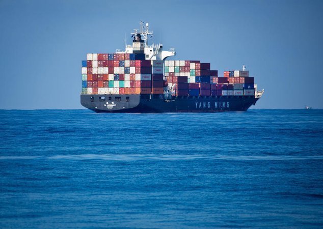 Грузовое судно в море
