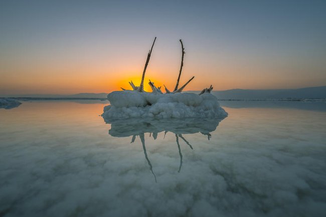 Красочный пейзаж Мертвого моря, залежи соли
