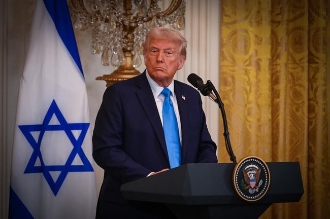 Дональд Трамп выступает в Белом доме на фоне израильского флага