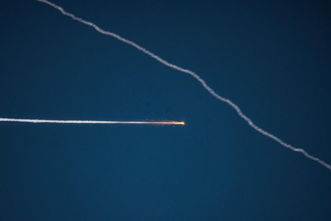 Дымовые следы после запуска ракеты из Йемена, вид из Иерусалима