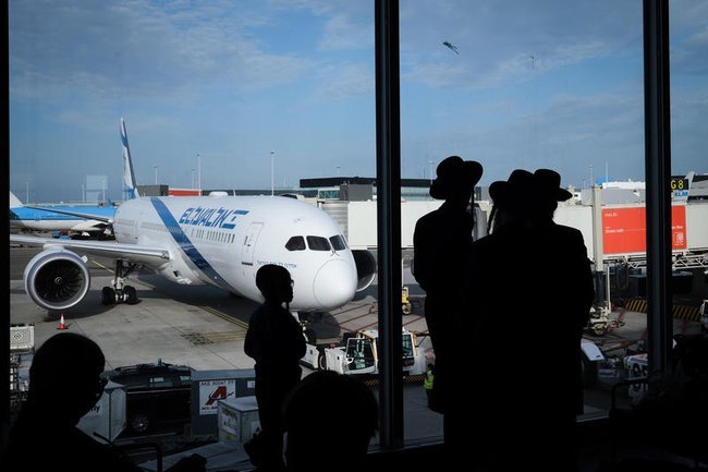 Израильтяне в аэропорту на фоне самолета авиакомпании EL AL