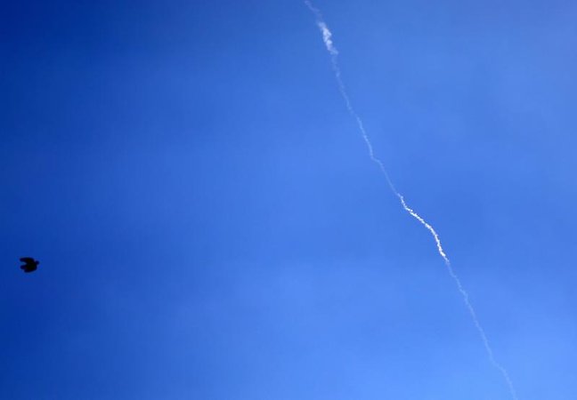 Небо с полосой от ракеты-перехватчика
