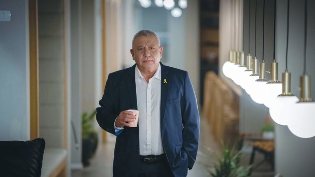 На фотографии изображен лидер новой партии Гади Азейнкот