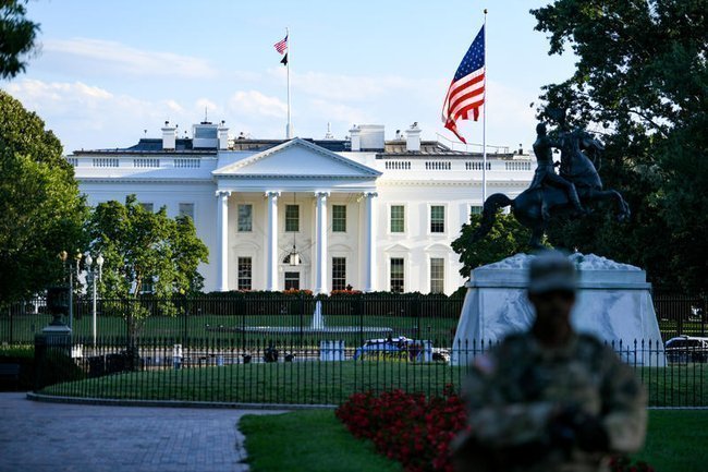 Вид на Белый дом в Вашингтоне, США