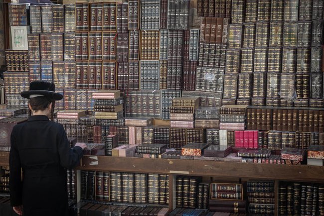 Ортодоксальный еврей на фоне книг