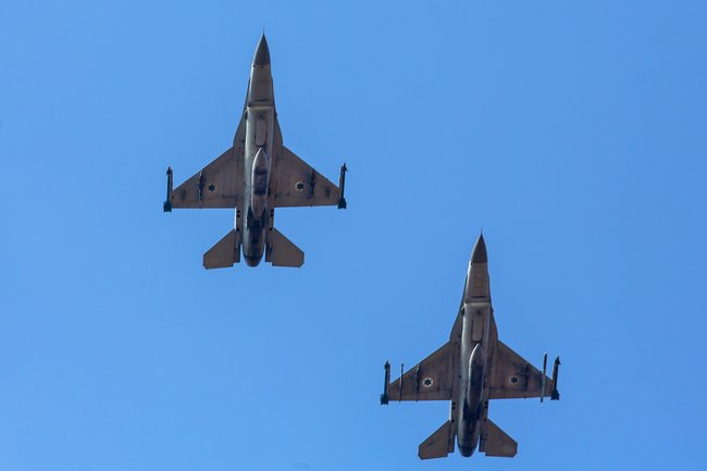 На фотографии изображены израильские самолеты F16 в небе над Герцлией